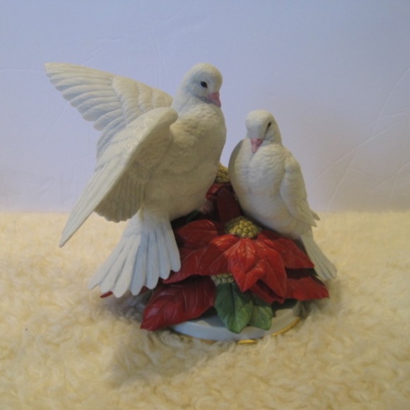 Vintage FRANKLIN MINT Christmas White Doves w/Poinsettia Figurine - Picture 2 of 8